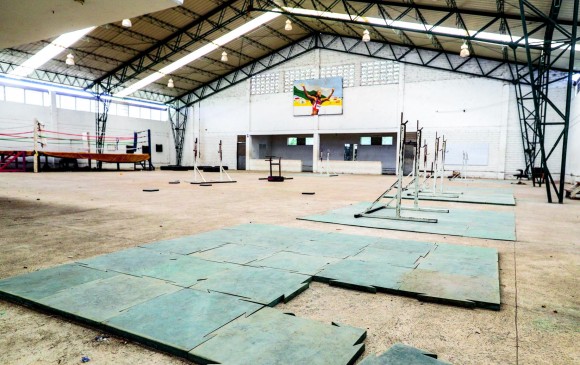 En estas condiciones está el coliseo Abelardo Parra donde entrena la cantera de boxeo de la región. Al fondo, se destaca una foto de Caterine Ibargüen. FOTOS MANUEL SALDARRIAGA