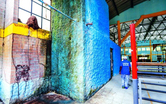 La tremenda humedad de la región se junta con el abandono y la falta de mantenimiento, como se aprecia en el coliseo Bruno Martínez. FOTOS MANUEL SALDARRIAGA