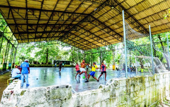 Placa del barrio La Playa, una de las más tradicionales del municipio de Turbo que ya cuenta con dos canchas sintéticas profesionales y tendrá este año tres más. FOTOS MANUEL SALDARRIAGA