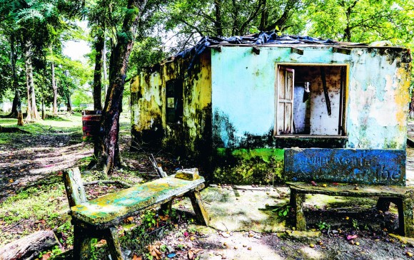 Las condiciones de varias instalaciones al aire libre, como esta en el barrio Jesús Mora, no recibieron atención oportuna y lucen así. FOTOS MANUEL SALDARRIAGA